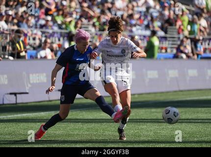 Seattle, WA, États-Unis. 29 août 2021. NWSL Soccer 2021 - Portland Thorns vs OL Reign: Thorns le milieu de terrain du FC Angela Salem (36) défend contre OL Reign Forward Megan Rapinoe (15) dans un match NWSL entre Portland Thorns et OL Reign le 29 août 2021 à Lumen Field à Seattle, WA. (Image de crédit : © Jeff Halstead/ZUMA Press Wire) Banque D'Images