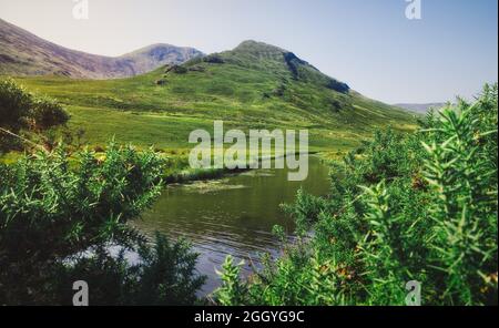 Magnifique paysage de plage de sable et de collines verdoyantes en arrière-plan au Loch na Foogeey dans le parc national du connemara dans le comté de Galway, en Irlande Banque D'Images
