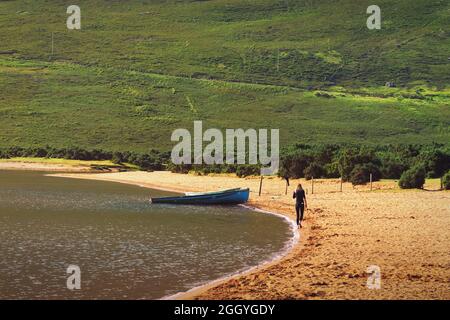Magnifique paysage de plage de sable et de collines verdoyantes en arrière-plan au Loch na Foogeey dans le parc national du connemara dans le comté de Galway, en Irlande Banque D'Images
