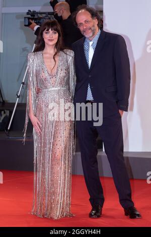 Venise, Italie. 03ème septembre 2021. Dakota Johnson et Luca Guadagnino assistent à la première de 'la fille perdue' lors du 78e Festival du film de Venise au Palazzo del Cinema on the Lido à Venise, en Italie, le 03 septembre 2021. Credit: dpa Picture Alliance/Alay Live News Banque D'Images