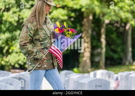 Salisbury, Caroline du Nord, États-Unis. 3 septembre 2021. Une jeune mariée montre son chagrin au lieu d'inhumation d'un membre de sa famille dans un cimetière militaire (Credit image: © Walter G Arce SR Grindstone Medi/ASP via ZUMA Press Wire) Credit: ZUMA Press, Inc./Alay Live News Banque D'Images