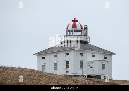 Un phare de tour en bois blanc et rouge carré historique avec une salle lumineuse ronde. Il y a un certain nombre de petites fenêtres de tous les côtés du bâtiment. Banque D'Images