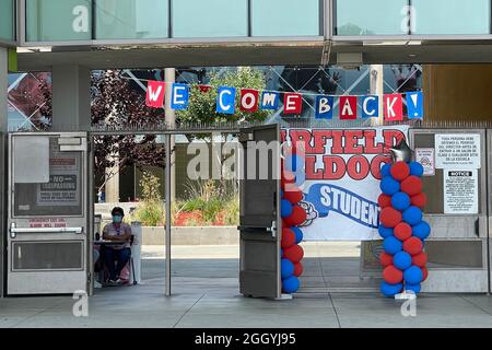 Un panneau Welcome Back à l'école secondaire Garfield, le mardi 17 août 2021, à Los Angeles. Banque D'Images