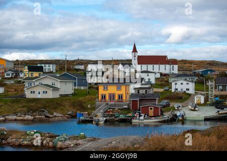 Twillingate, T.-N.-L., Canada-août 2021 : la petite communauté de pêcheurs de Twillingate, Terre-Neuve, avec de petits bateaux de pêche blancs sur une cale en bois. Banque D'Images