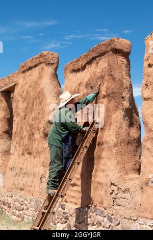 Watrous, Nouveau-Mexique - les travailleurs du service des parcs maintiennent les ruines du monument national de fort Union. De 1851 à 1891, fort Union a défendu la piste de Santa Fe,