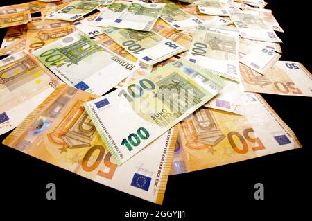 De nombreux billets en euros se sont répartis dans tout le pays. Concept de richesse et d'économie Banque D'Images