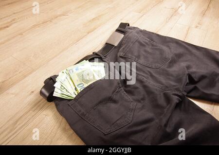De nombreux billets en euros dans la poche du pantalon jeans Banque D'Images