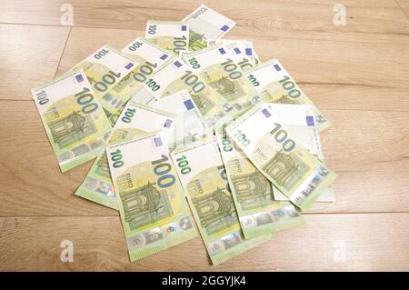 Beaucoup de billets de 100 euros sur le parquet. Concept d'enregistrement Banque D'Images