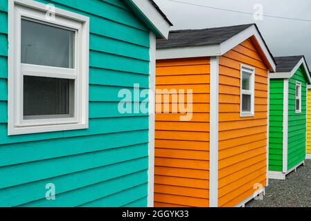 Une rangée de petites cabanes ou cabanes colorées en bois. Les murs extérieurs sont colorés. Banque D'Images