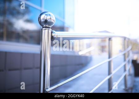 Rambarde en verre et acier inoxydable. Escaliers dans un intérieur moderne. Balustrade en verre. Vue à angle bas des escaliers menant à un bâtiment moderne. Banque D'Images
