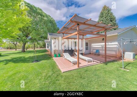 Terrasse extérieure d'une maison avec deux chaises longues à l'ombre Banque D'Images