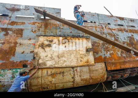 Keraniganj, Bangladesh. 03ème septembre 2021. Travailleurs bangladais lors de la réparation d'un navire dans un chantier naval situé sur la rive du Buriganga, à Keraniganj, près de Dhaka, avec un nombre croissant de commandes d'acheteurs locaux et mondiaux, l'industrie de la construction navale du Bangladesh est florissante rapidement, pour l'exportation du pays et générer des opportunités d'emploi. Le 3 septembre 2021 à Dhaka, au Bangladesh. (Photo de Tanvir Ahammed / Eyepix Group) crédit: EYEPIX Group/Alamy Live News Banque D'Images