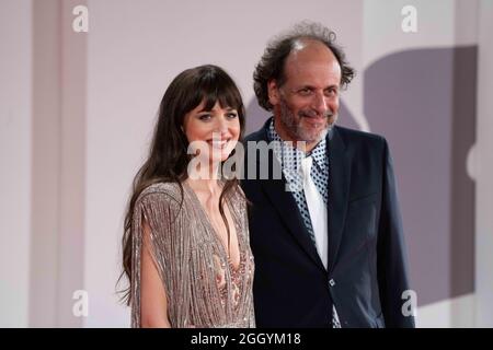 Lido di Venezia, Italie, 3 septembre 2021 : Dakota Johnson avec Luca Guadagnino marche le tapis rouge avant la projection de 'la fille perdue' pendant le 78e Festival International du film de Venise. Credit: Luigi de Pompeis/Alamy Live News Banque D'Images