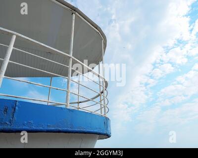 Fragment de vieux navire de fer avec peinture écaillée contre un ciel bleu avec des nuages Banque D'Images