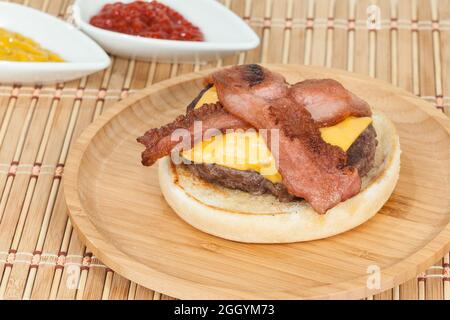 Savoureux hamburger américain avec œuf de viande et bacon. Banque D'Images