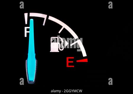 Jauge de carburant sur le tableau de bord de la voiture. Concept d'économie de carburant, d'empreinte carbone et de prix de l'essence Banque D'Images