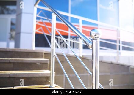 Rambarde en verre et acier inoxydable. Escaliers dans un intérieur moderne. Balustrade en verre. Vue à angle bas des escaliers menant à un bâtiment moderne. Banque D'Images