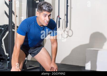 Faire transpirer un jeune homme après une séance d'entraînement. Photo de haute qualité Banque D'Images