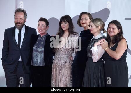 Peter Sarsgaard, Olivia Colman, Dakota Johnson, Maggie Gyllenhaal, Alba Rohrwacher et Malia Kleinhendler assistent à la première de la fille perdue dans le cadre du 78e Festival international du film de Venise, à Venise, en Italie, le 03 septembre 2021. Photo d'Aurore Marechal/ABACAPRESS.COM Banque D'Images