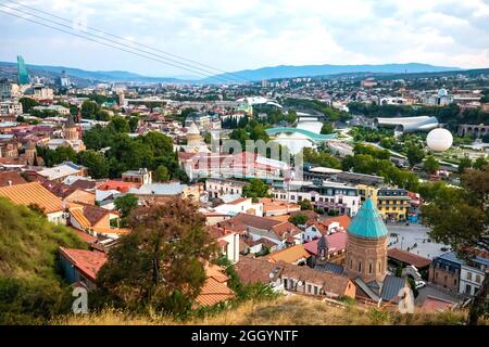 Vue panoramique aérienne du centre-ville de Tbilissi au lever du soleil d'été Banque D'Images