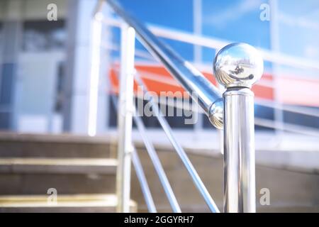 Rambarde en verre et acier inoxydable. Escaliers dans un intérieur moderne. Balustrade en verre. Vue à angle bas des escaliers menant à un bâtiment moderne. Banque D'Images