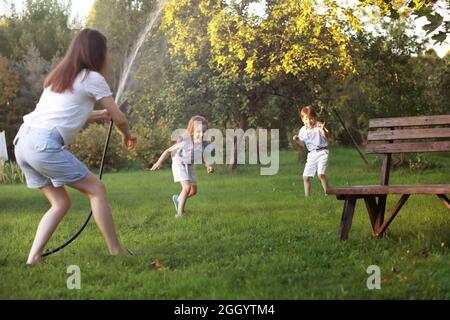 Les enfants marchent en été. Les enfants s'adonnez à la campagne. Rire et éclaboussures d'eau. Banque D'Images