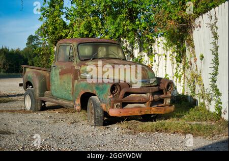 Humble, Texas États-Unis 11-06-2019: Camion Chevrolet d'époque rouillé 3100, abandonné par une clôture de piquetage blanche. Banque D'Images