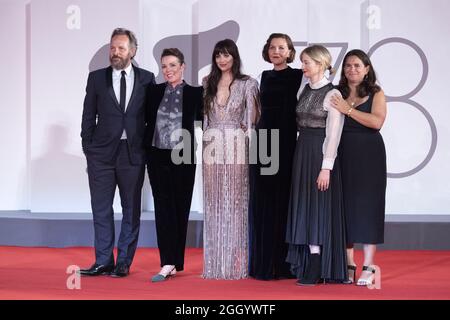 Venise, Italie. 03ème septembre 2021. Peter Sarsgaard, Olivia Colman, Dakota Johnson, Maggie Gyllenhaal, Alba Rohrwacher et Malia Kleinhendler assistent à la première de la fille perdue dans le cadre du 78e Festival international du film de Venise, à Venise, en Italie, le 03 septembre 2021. Photo de Paolo Cotello/imageSPACE crédit: Imagespace/Alay Live News Banque D'Images