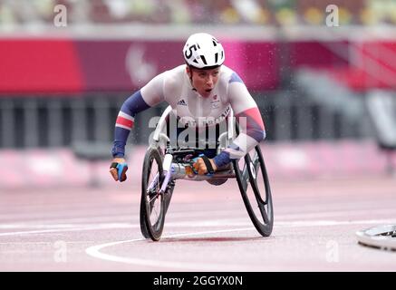 Hannah Cockroft, en Grande-Bretagne, remporte la finale T34 du 800m féminin au stade olympique au cours du 11e jour des Jeux paralympiques de Tokyo de 2020 au Japon. Date de la photo: Samedi 4 septembre 2021. Banque D'Images