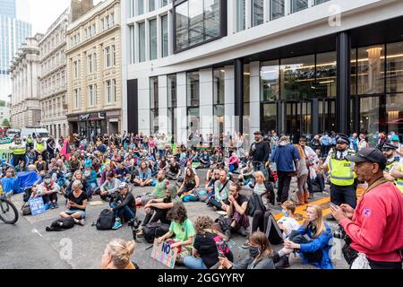 Londres, Royaume-Uni. 03ème septembre 2021. Les manifestants sont assis sur la route à l'extérieur du siège européen de BlackRock lors de la manifestation d'extinction « Flood Money » de la rébellion le 13 jour de l'impossible rébellion où ils se sont concentrés sur les inondations, l'eau et la mer. Crédit : SOPA Images Limited/Alamy Live News Banque D'Images