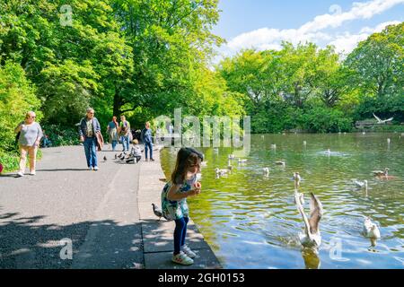 DUBLIN, IRLANDE - AOÛT 10 ; personnes marchant tranquillement vers le lac dans le parc public de St. Stephens Green en ville. Banque D'Images