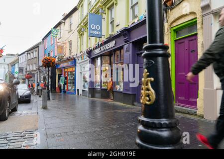 Ennis Ireland - 12 2017 août ; rue de la ville ou magasins traditionnels colorés sur les fronts après-midi humides Banque D'Images