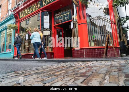 Ennis Ireland - août 12 2017 ; les gens se sont broutés en marchant devant la façade extérieure styl;e du célèbre restaurant irlandais dans le comté de Clare pittoresque ci Banque D'Images