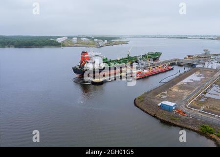 Vue aérienne d'un navire-citerne amarré à un terminal de stockage de pétrole Banque D'Images