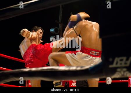 CHIANGMAI, THAÏLANDE- 2 JANVIER : des combattants Muay thaïlandais non identifiés participent à un ancien match de boxe thaï au combat Mueng-kaen le 2 janvier 2013 à Mae Banque D'Images