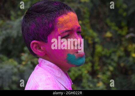 Garçon jouant avec des couleurs, dans une humeur heureuse. Concept pour le festival indien Holi Banque D'Images