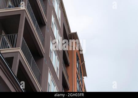 Vue à angle bas d'un grand immeuble d'appartements à Tacoma, Washington Banque D'Images