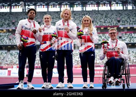 Libby Clegg (deuxième à gauche), Jonnie Peacock, Ali Smith, Nathan Maguire et leur guide avec leurs médailles d'argent après avoir terminé deuxième à la finale du relais universel de 4 x 100 m au stade olympique au cours du 11e jour des Jeux paralympiques de Tokyo de 2020 au Japon. Date de la photo: Samedi 4 septembre 2021. Banque D'Images