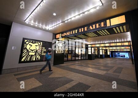 New York, États-Unis. 03ème septembre 2021. Un homme passe devant l'entrée du théâtre Minskoff où la production du Roi Lion doit rouvrir le 14 septembre, à Times Square, New York, NY, le 3 septembre, 2021. Les spectacles de Broadway ont reçu l'ordre de fermer en mars 20202 en raison de la pandémie de COVID-19, les amateurs de théâtre actuels doivent présenter une preuve de vaccination et porter des masques. (Photo par Anthony Behar/Sipa USA) crédit: SIPA USA/Alay Live News Banque D'Images