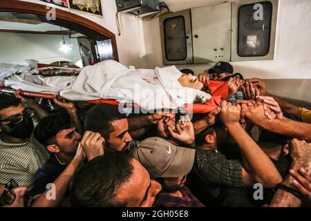 Gaza, Palestine. 03ème septembre 2021. (NOTE DE LA RÉDACTION : l'image dépeint la mort) les bourreurs portent le corps d'un palestinien Ahmed Saleh, qui a été abattu par les troupes israéliennes lors des affrontements à la clôture frontalière entre Israël et Gaza lors de sa cérémonie funéraire dans le nord de la bande de Gaza. Crédit : SOPA Images Limited/Alamy Live News Banque D'Images