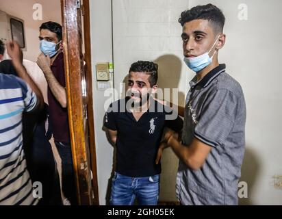 Gaza, Palestine. 03ème septembre 2021. Les parents d'un palestinien Ahmed Saleh, qui a été tué par balle par les troupes israéliennes lors des affrontements à la clôture frontalière entre Israël et Gaza pleurent lors de sa cérémonie funéraire dans le nord de la bande de Gaza. Crédit : SOPA Images Limited/Alamy Live News Banque D'Images
