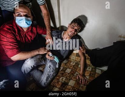Gaza, Palestine. 03ème septembre 2021. Les parents d'un palestinien Ahmed Saleh, qui a été tué par balle par les troupes israéliennes lors des affrontements à la clôture frontalière entre Israël et Gaza pleurent lors de sa cérémonie funéraire dans le nord de la bande de Gaza. Crédit : SOPA Images Limited/Alamy Live News Banque D'Images