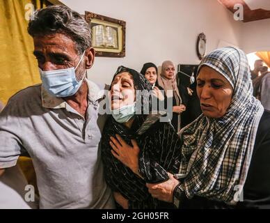 Gaza, Palestine. 03ème septembre 2021. Les parents d'un palestinien Ahmed Saleh, qui a été tué par balle par les troupes israéliennes lors des affrontements à la clôture frontalière entre Israël et Gaza pleurent lors de sa cérémonie funéraire dans le nord de la bande de Gaza. Crédit : SOPA Images Limited/Alamy Live News Banque D'Images