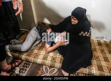 Gaza, Palestine. 03ème septembre 2021. Les parents d'un palestinien Ahmed Saleh, qui a été tué par balle par les troupes israéliennes lors des affrontements à la clôture frontalière entre Israël et Gaza pleurent lors de sa cérémonie funéraire dans le nord de la bande de Gaza. Crédit : SOPA Images Limited/Alamy Live News Banque D'Images