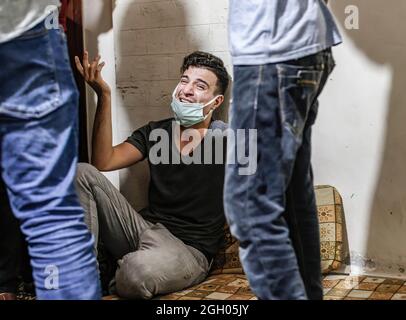 Gaza, Palestine. 03ème septembre 2021. Un parent palestinien, Ahmed Saleh, qui a été tué par balle par les troupes israéliennes lors des affrontements à la clôture frontalière entre Israël et Gaza, pleure lors de sa cérémonie funéraire dans le nord de la bande de Gaza. (Photo de Mahmoud Issa/SOPA Images/Sipa USA) crédit: SIPA USA/Alay Live News Banque D'Images