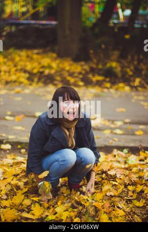 La jeune femme s'amuse à l'automne Banque D'Images