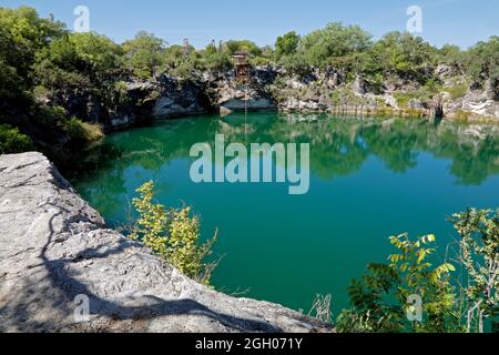 Vue panoramique du lac Otjikoto - un gouffre permanent lac près de Tsumeb en Namibie du Nord Banque D'Images