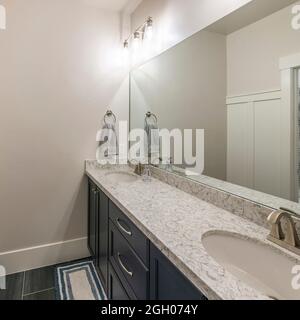 Intérieur de la salle de bains à cadre carré avec lavabo double et toilettes séparées Banque D'Images