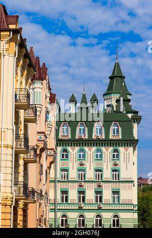 Maisons colorées du district d'élite de Vozdvizhenka à Kiev, Ukraine Banque D'Images