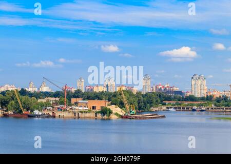 Port de fret fluvial à Kiev, Ukraine Banque D'Images